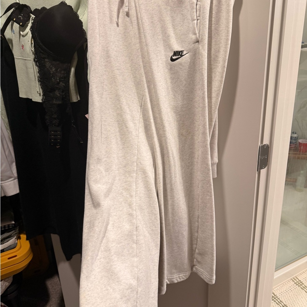 Nike Cream Fleece Sweatpants | Size Small | EUC 🤍